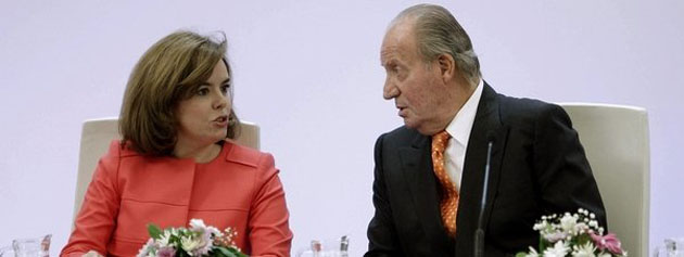EL Rey don JuanCarlos conversa con la vicepresidenta del Gobierno, Soraya Sanz de Santamara. Efe / Emilio Naranjo
